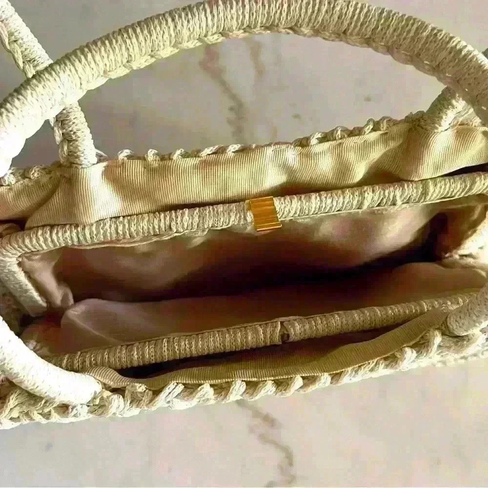 Vintage woven cream colored ladies handbag. - Picture 5 of 10